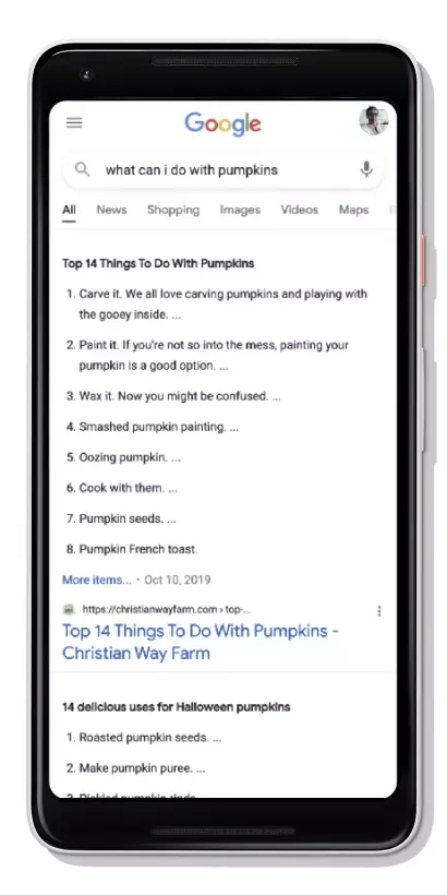 En gif på en mobil som skrollar på Google