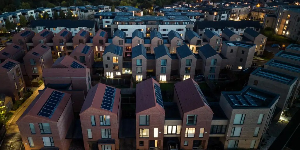 Moderne boliger med solceller i skumringen
