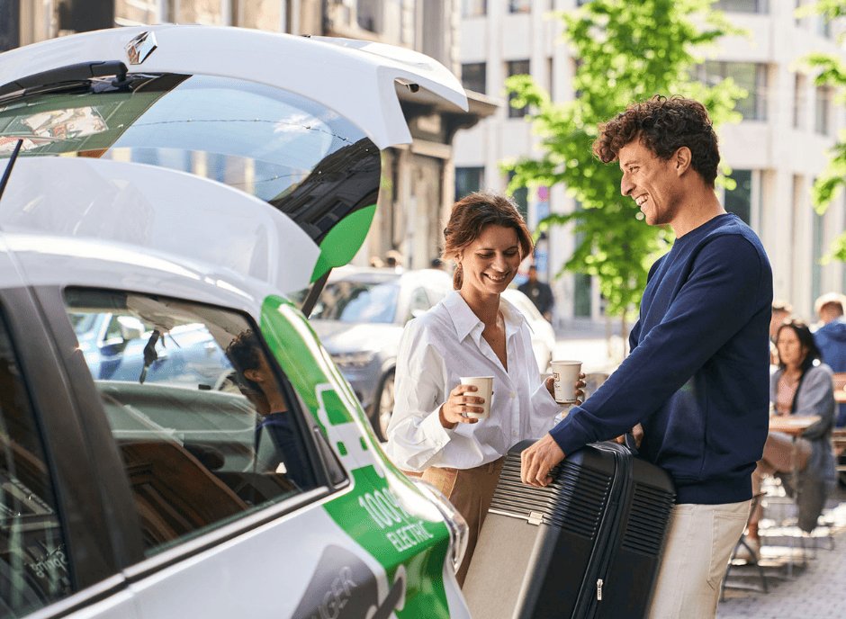 Par pakker en GreenMobility-bil