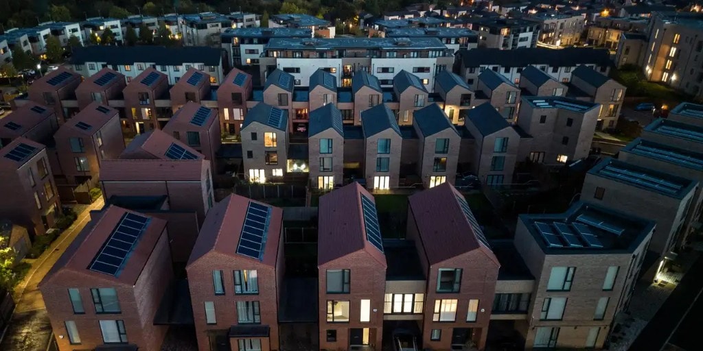 Moderne boliger med solceller i skumringen