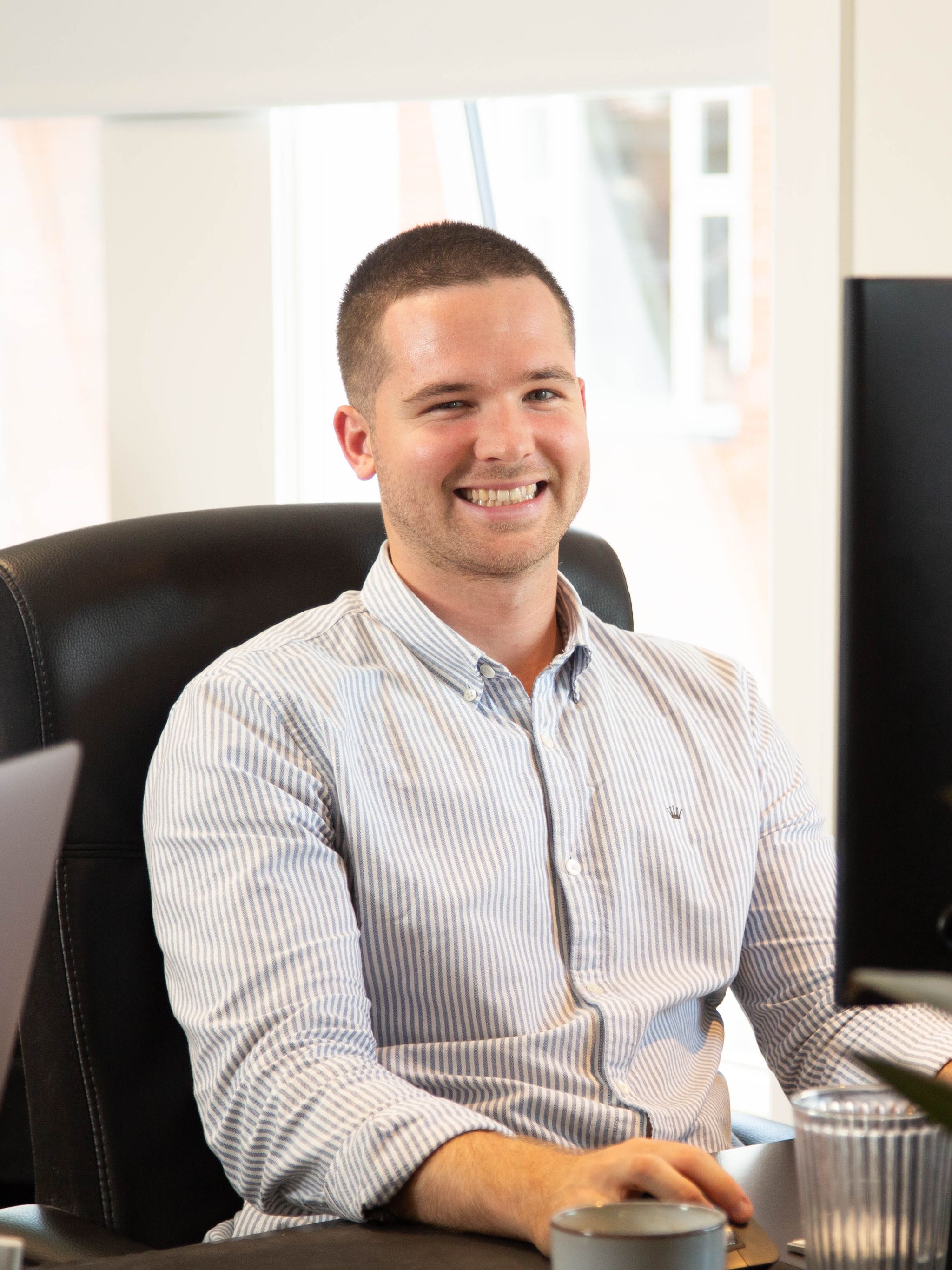 Bonzer consultant at his desk