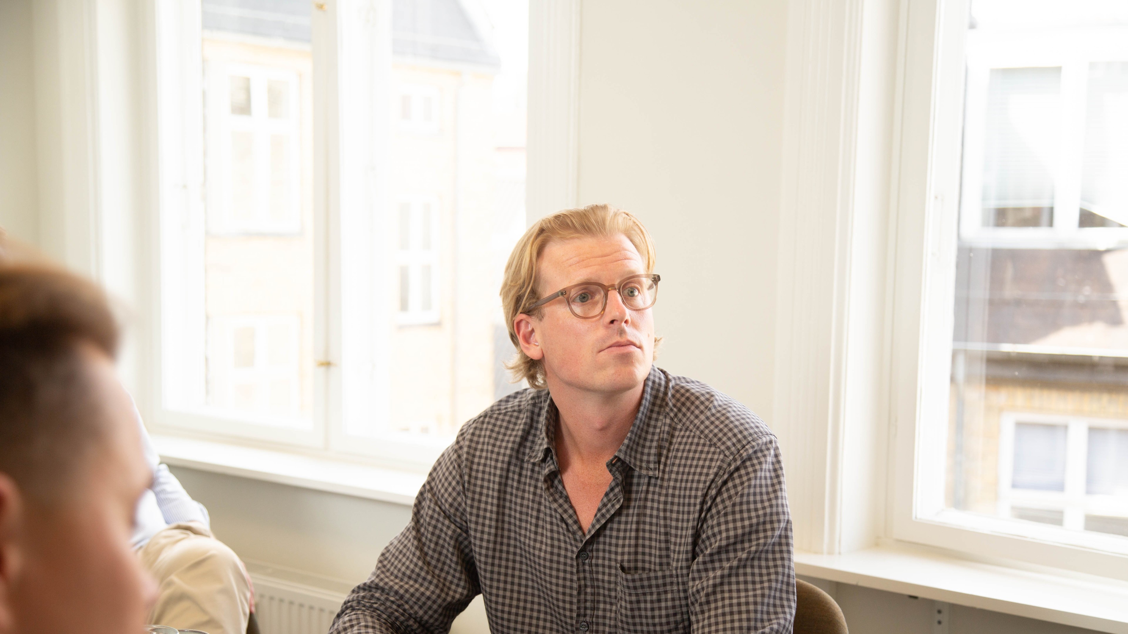 Bonzer-specialist lytter under et møde